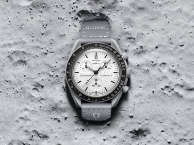 MOONSWATCH 致敬欧米茄超霸腕表（OMEGA SPEEDMASTER） 于1965 年获得太空飞行资格认可